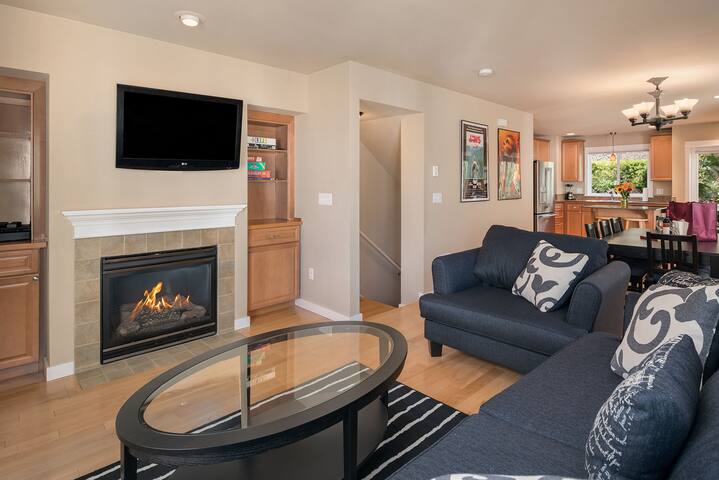 Seattle Vacation Home: Life’s a Beach – Comfort, LOCATION, 3 En Suites! gallery image 4