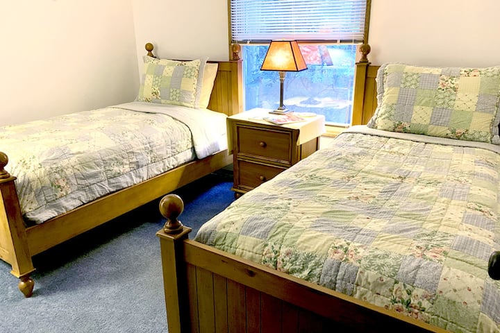 Спалня с 2 отделни легла