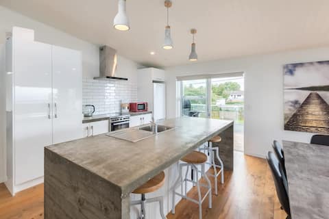 Lakeside Gem | Stylish with Great Lake Views