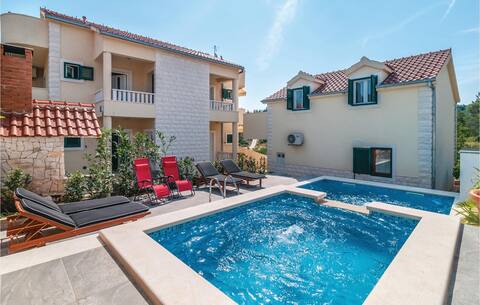 Pet friendly home in Sutivan with WiFi