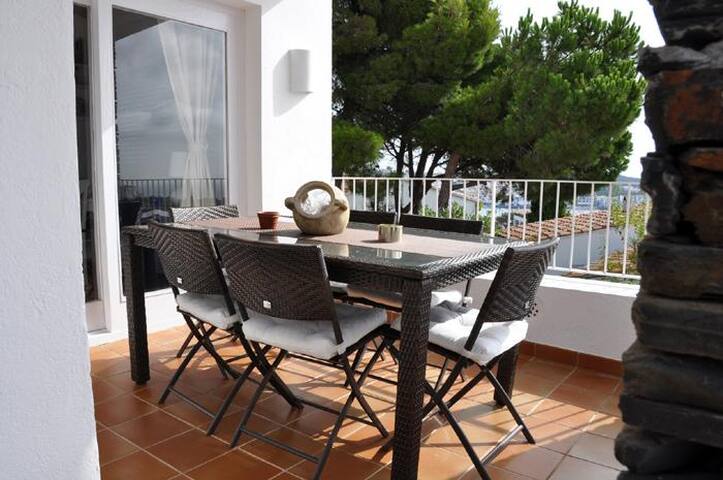 101.25-Renovated apartment with three double bedro gallery image 3