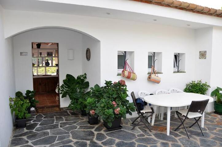 101.25-Renovated apartment with three double bedro gallery image 4