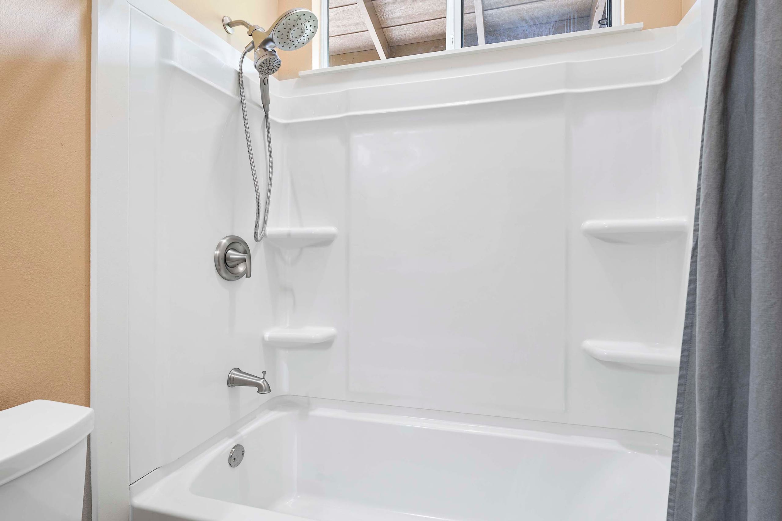 Home in Kailua-Kona · ★4.72 · 3 bedrooms · 3 beds · 2.5 baths - Image 12