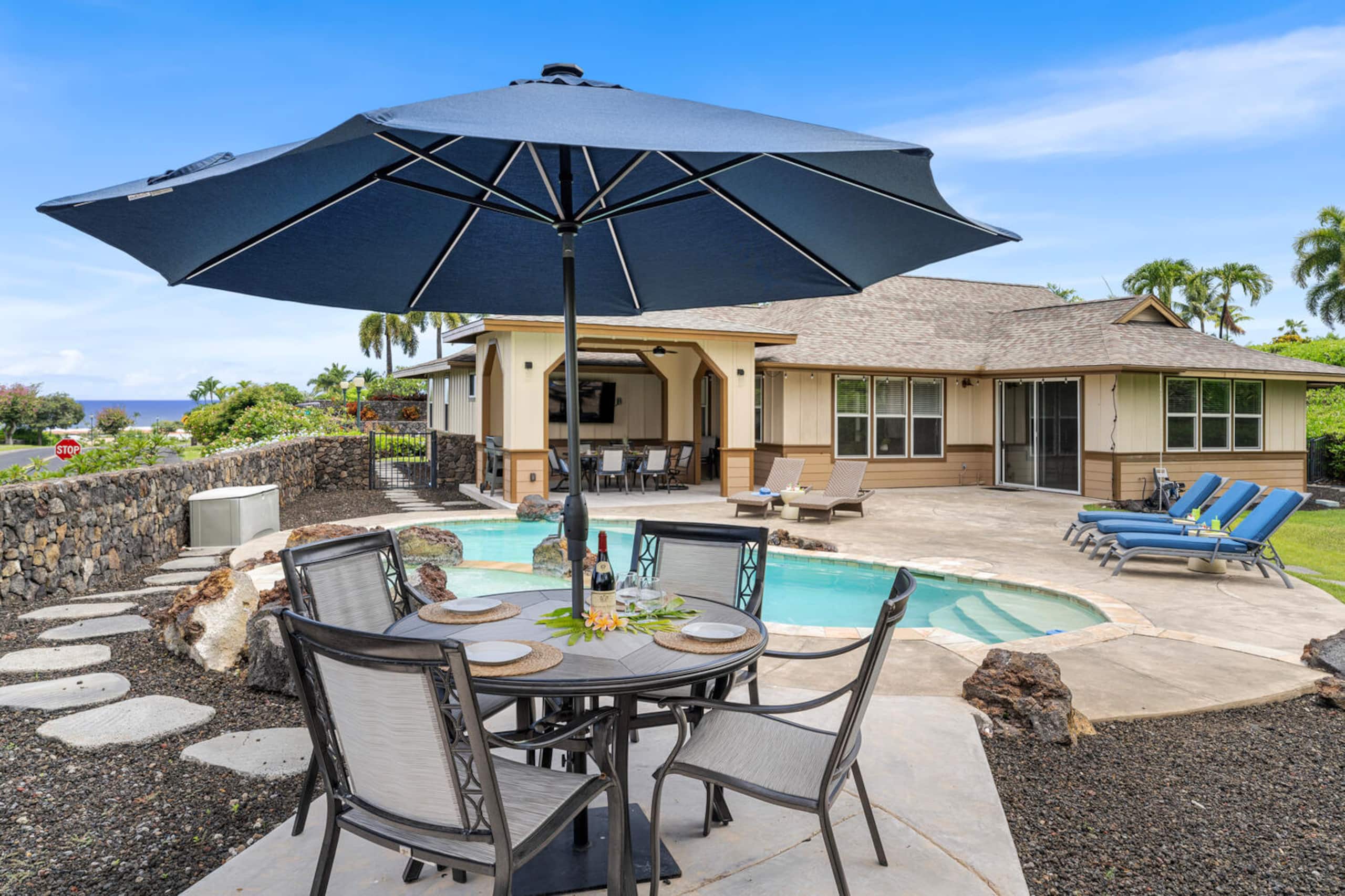 Home in Kailua-Kona · ★4.72 · 3 bedrooms · 3 beds · 2.5 baths - Image 15