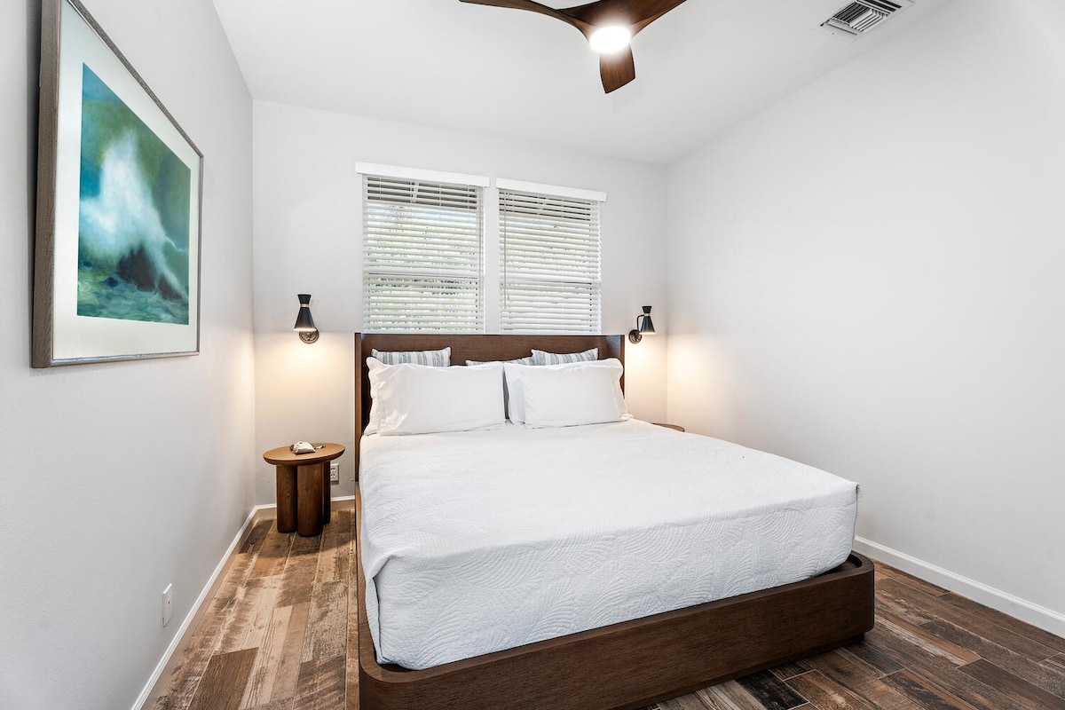 2号客房配备舒适的加大双人床，设计干净现代。