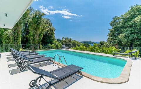 Beautiful home in Molunat with kitchen