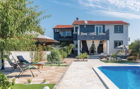 4 bedroom cozy home in Skradin-Dubravice