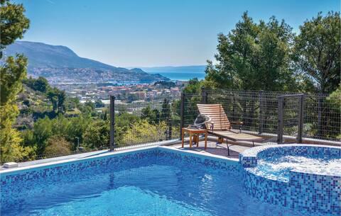 Lovely home in Split with jacuzzi
