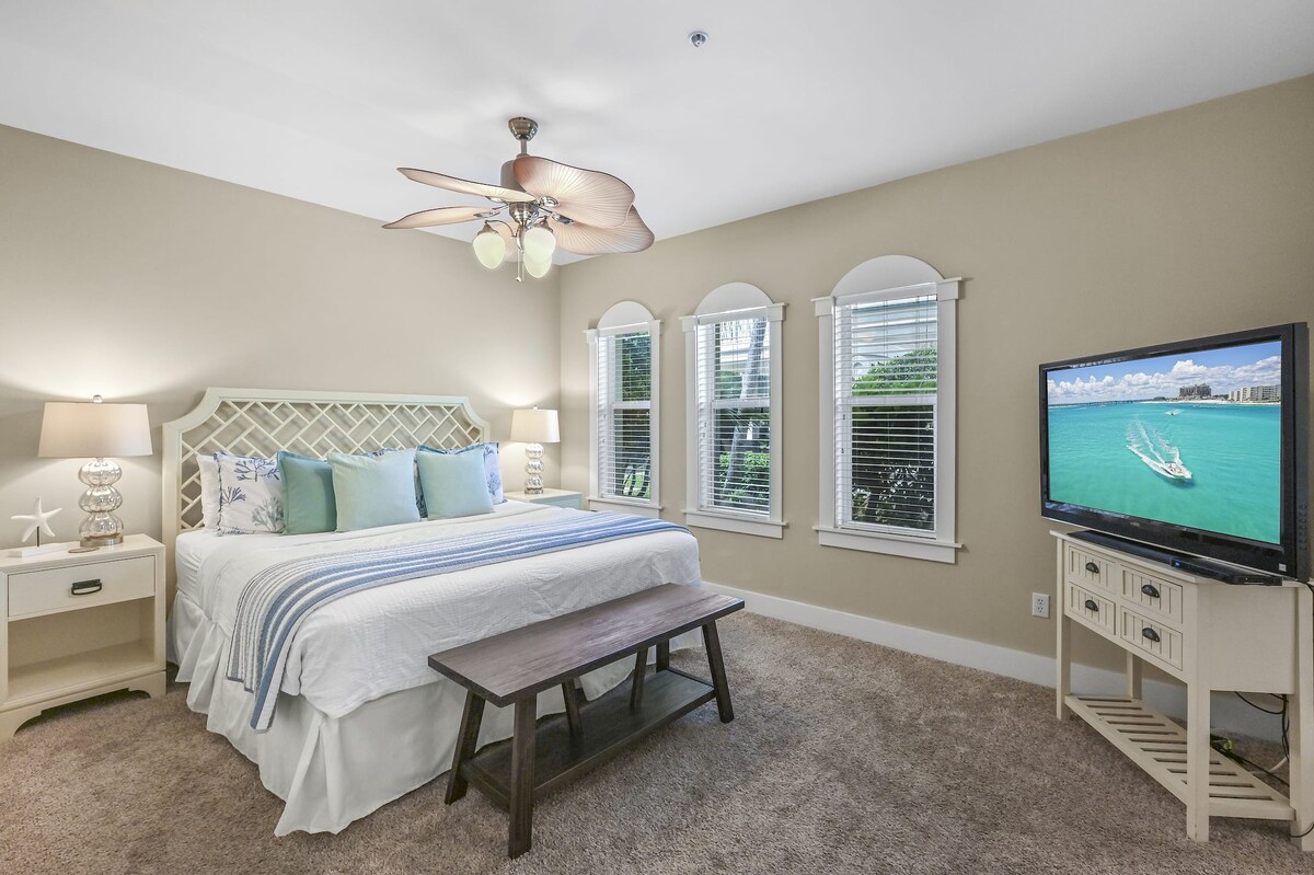 带智能电视的美丽主卧套房