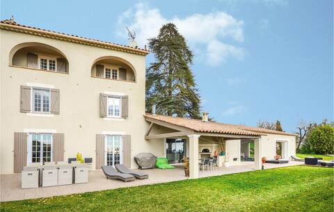 Awesome home in La Gaude with kitchen