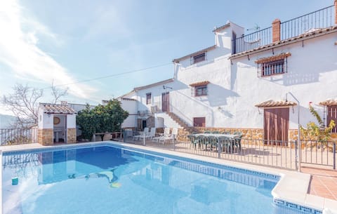 8 bedroom lovely home in Iznájar