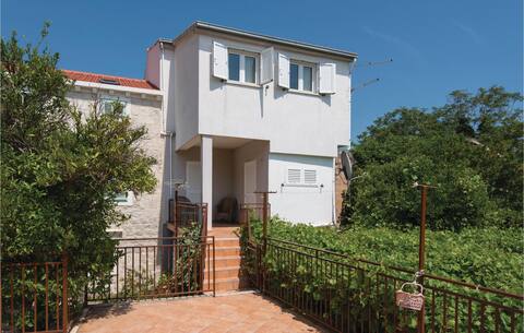5 bedroom pet friendly home in Orebic