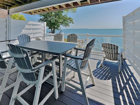 Stunning Lakefront Condo - 4 BR, 2 BA, Full Kitche