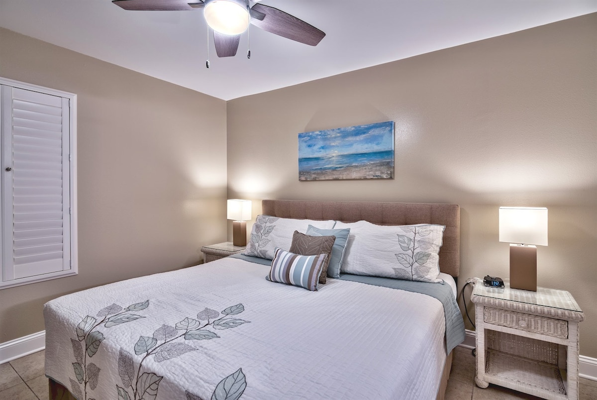 Hlavná spálňa s manželskou posteľou King a televízorom