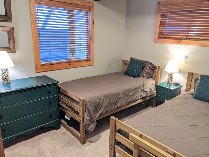 غرفة بطابقين في الطابق السفلي تتسع لنوم 4 أشخاص