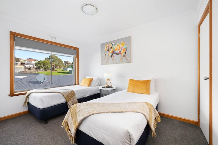 Bedroom 3 has 2 single beds