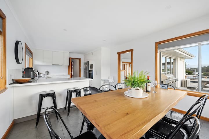 “The Residence” Sleeps 11, 10 min to Airport/CBD.