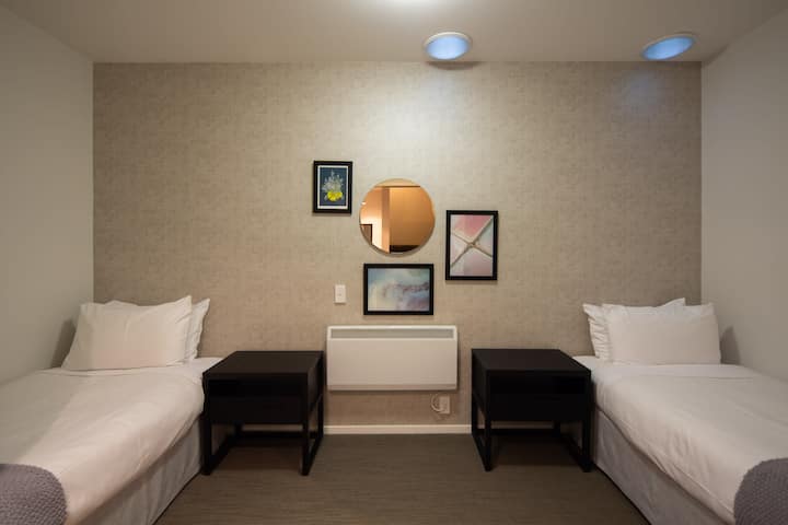 Საძინებელი 3 ერთადგილიანი საწოლებით