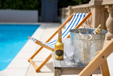 The School Rooms: Beautiful, Georgian Apartment with Private Heated Pool and Hot Tub, Sleeps 12 with