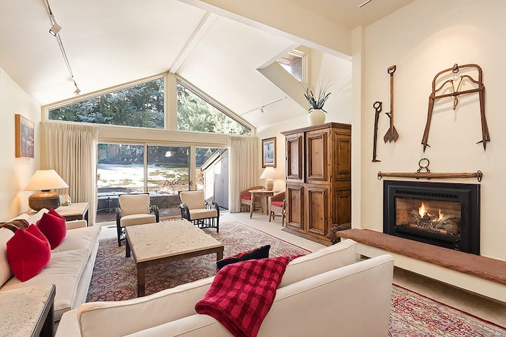 Clarendon Unit 2 | Townhouse W/ Vaulted Ceilings - Aspen, CO