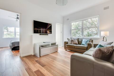 Art Deco 2-Bed Close to City and Harbour