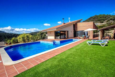 Stunning modern villa - just half hour to Barcelon