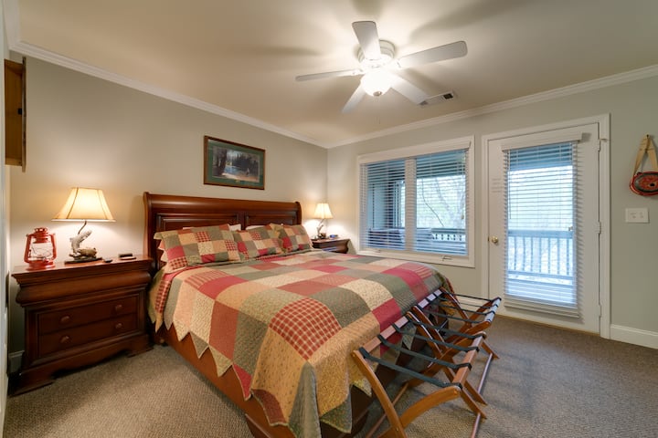 غرفة النوم الرئيسية في المستوى العلوي