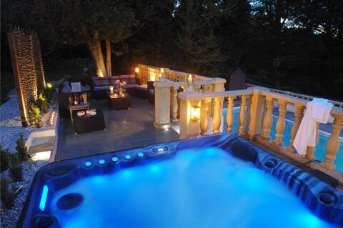 The School Rooms Estate: Beautiful, Georgian apartments, with Private Heated Pool and Hot Tub. Wifi 