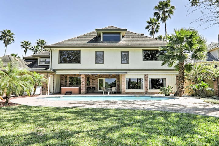 Private Pool: Lakefront Harlingen Home