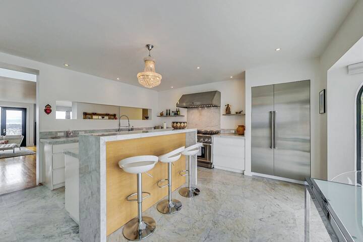 Luxury 3BR Home – Pano Views, Steam room & Deck gallery image 2