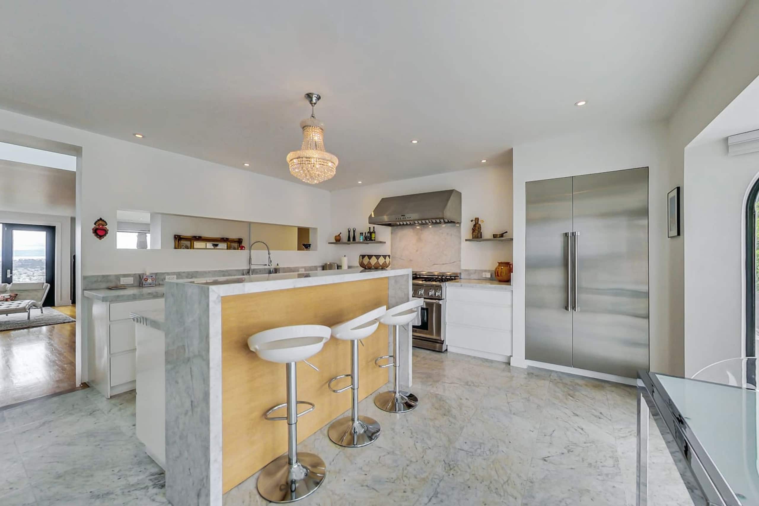 Home in San Francisco · ★4.88 · 3 bedrooms · 3 beds · 2.5 baths - Image 2