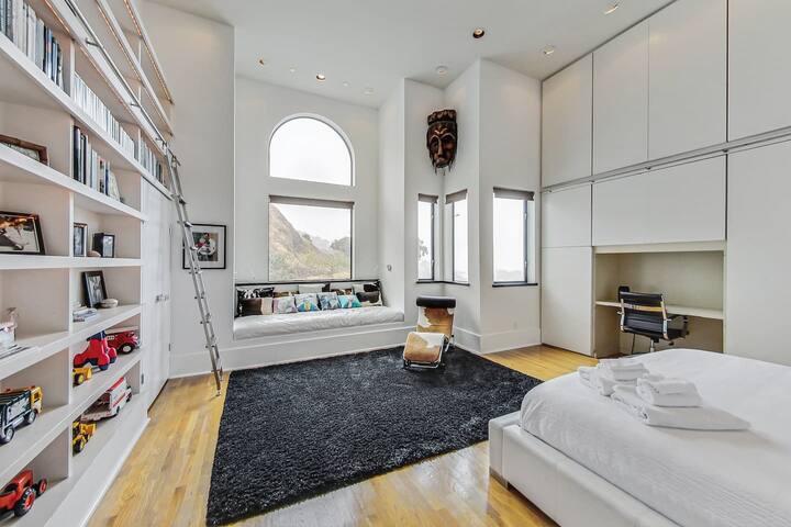 Luxury 3BR Home – Pano Views, Steam room & Deck gallery image 3