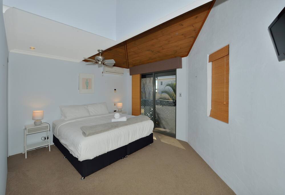  Მთავარი საძინებელი მაღლა, საკუთარ დონეზე, მაღალი ჭერით, გასეირნებით, სპლიტ-სისტემით და აივანზე გასასვლელით