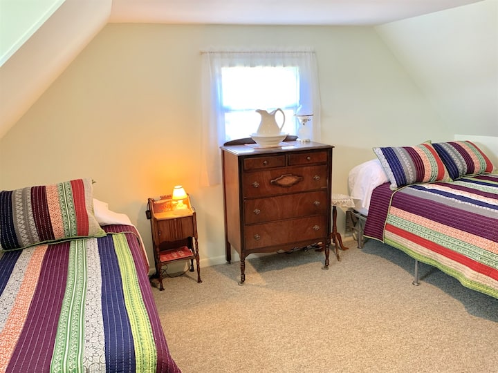 Upper N. Bdrm: Twin XL/Tuft & Needle Mint, Full XL/Simmons Beautyrest