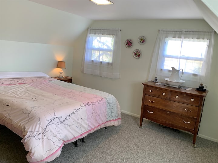 Upper S. Bdrm, Queen (Tuft & Needle Mint), antiguo edredón WY Map