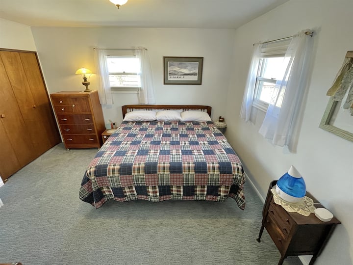 Main bdrm: Sleep Number C4 king mattress, Martha Washington coswing table!