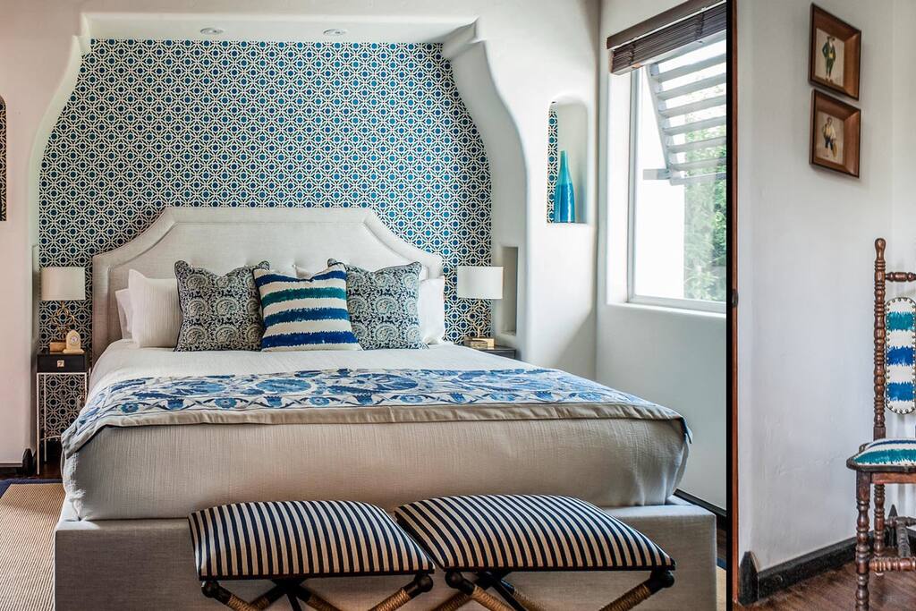 Побалуйте себя нашей изысканной гостевой спальней с ванной комнатой, телевизором для вашего удобства, роскошным постельным бельем для комфортного сна и прямым выходом на собственный внутренний дворик, ведущий прямо к сверкающему бассейну. Наслаждайтесь идеальным отдыхом!