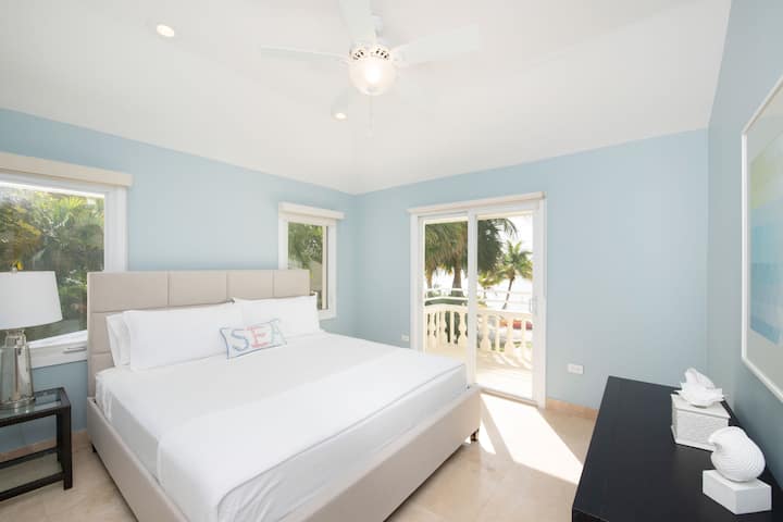 Chambre n °1 avec lit Queen et balcon privé au bord de l'eau. 