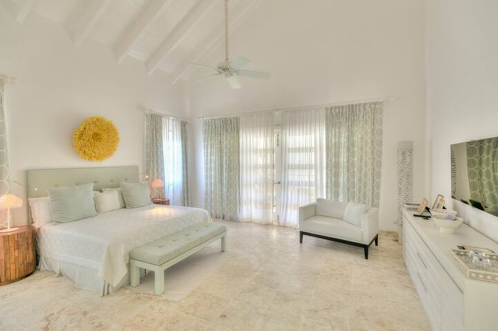 Yellow Bear – Exclusive Golfside Paradise