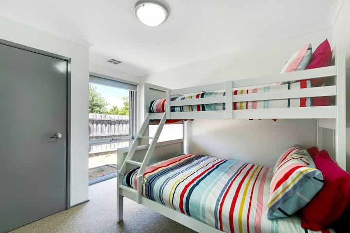 1 x Kitanda cha Ghorofa Tatu (kitanda cha watu wawili na cha mtu mmoja) kilicho na vazi