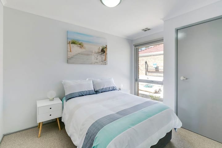 Kitanda 1 x cha watu wawili kilicho na vazi