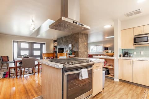 ❋ Mid Century Stunner! 4-bed/3-bath w Game Room & Saltwater Hot Tub!