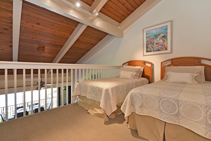 Duerme en un refugio loft enmarcado por vigas y luz.