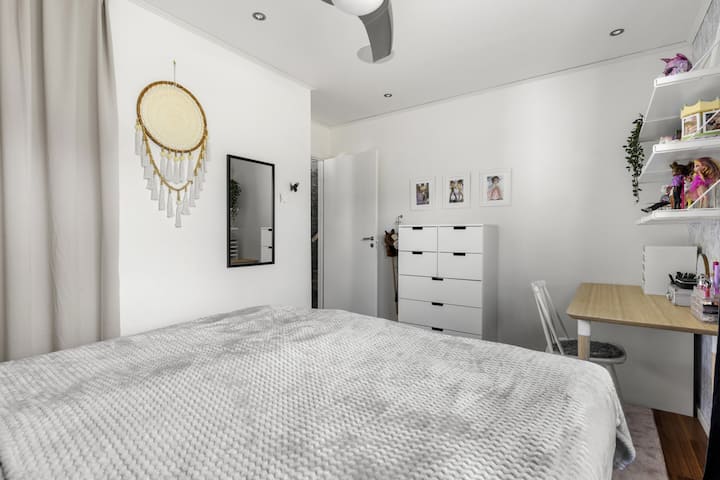 Dormitorio con cama doble grande y ventilador de techo en la planta baja