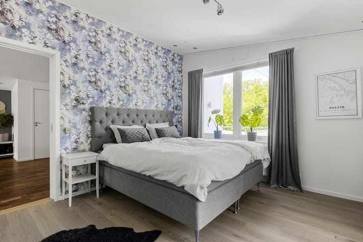 Dormitorio principal con una gran cama dubbel con su propio balcón y su propia entrada al baño en la segunda planta.