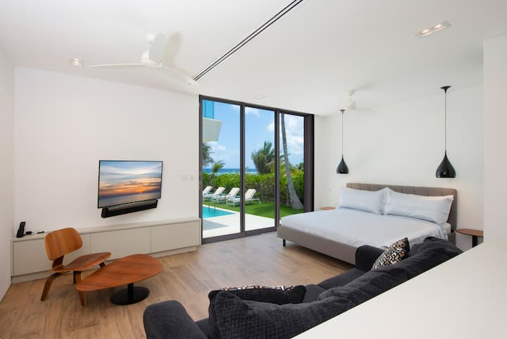 Soverom 1 på nedre nivå er familiesuiten. Den er møblert med en king size-seng, HD-TV med lydplanke og sovesofa som er perfekt for to barn.