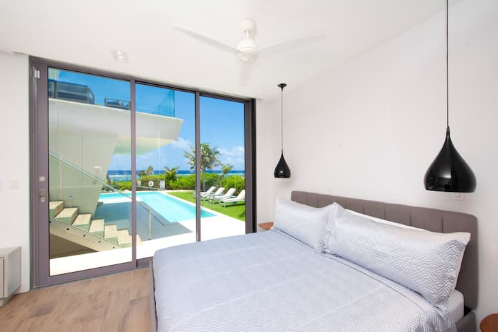 La suite familiale bénéficie d'un accès direct à la terrasse de la piscine ou aux escaliers menant à la terrasse ouest.