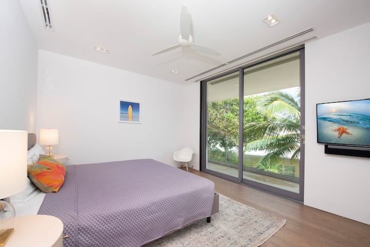 Chambre 4 au niveau supérieur avec lit King Size, télévision HD et accès à la terrasse ouest. 