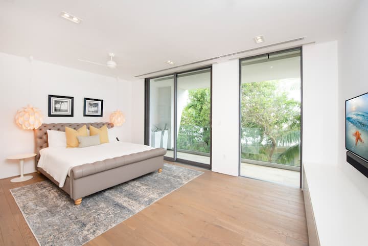 Chambre 5 au niveau supérieur avec TVHD, et accès direct à la terrasse ouest. 