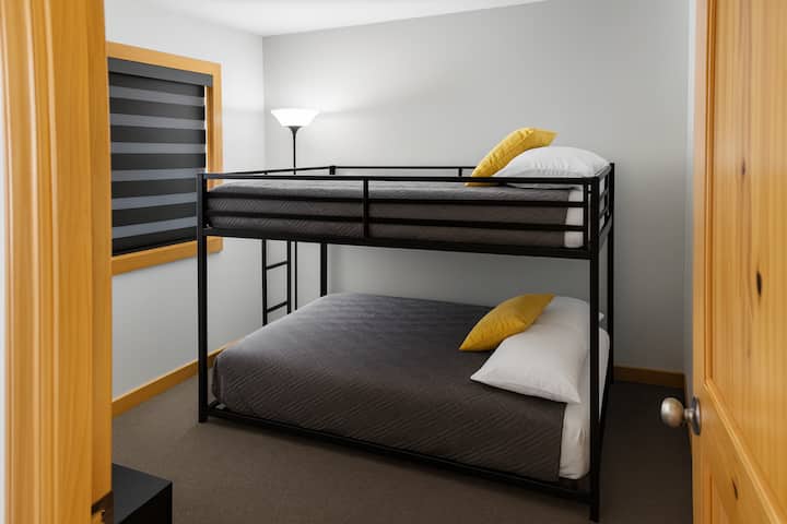Deuxième chambre avec lits superposés pleine grandeur (haut et bas), chacun avec des matelas en mousse à mémoire de forme. Peut accueillir confortablement jusqu'à quatre voyageurs et comprend une télévision connectée de 55 pouces où vous pouvez vous connecter à vos applications préférées comme Netflix, Hulu et plus encore